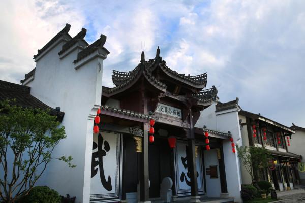 为什么有些中老年女人,明明衣服很贵,穿着却十分土气?关键在这